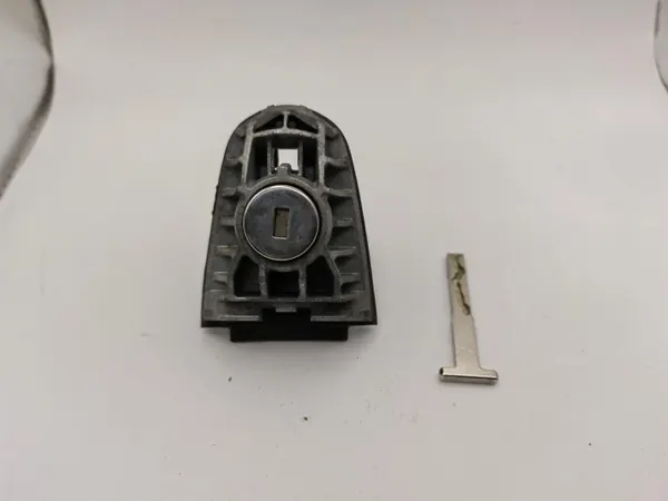 Insert de serrure clé Ford Fiesta MK8 OEM J008230 image 2