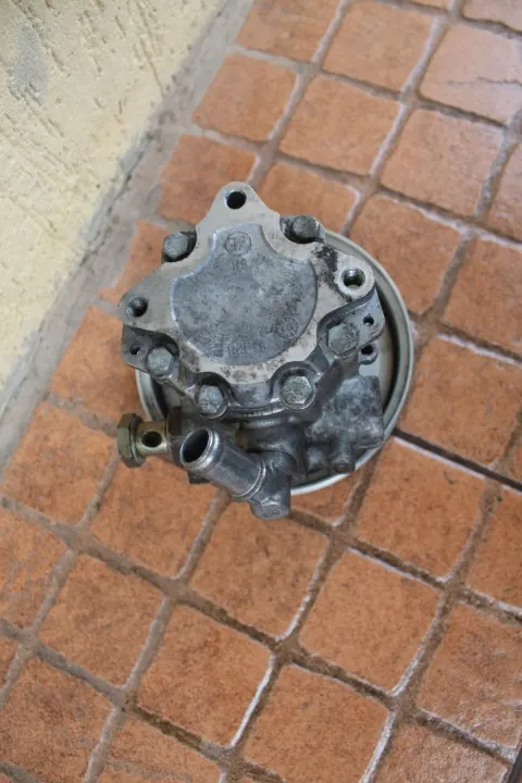 Bomba dirección asistida Audi A4 B6 2.5 TDI 8E0145155 image 3