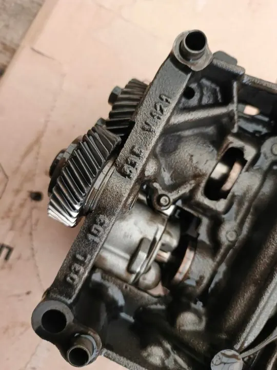 Pompe à huile OEM 03L103537 pour VW AUDI 2.0 TDI image 7