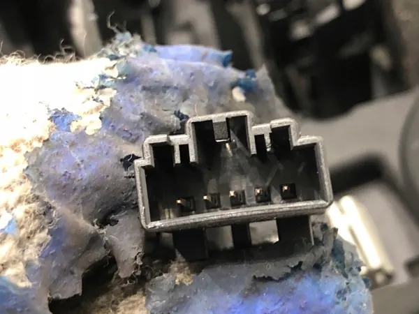 OEM 4M8820901A vasen etuilmastointiristikko Audi Q8 image 5