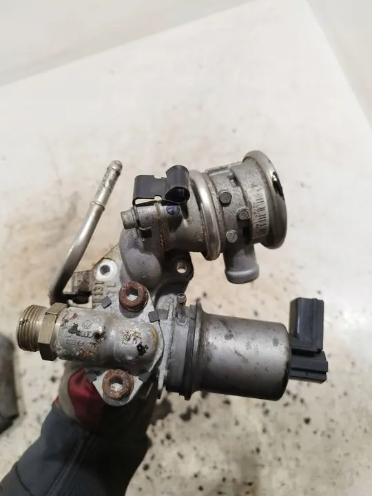 EGR-venttiili Audi A4 S4 B7 2005 OEM 06B131817L image 2