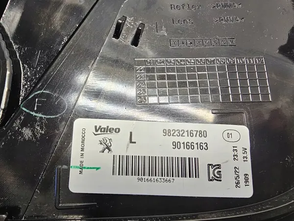 Luz trasera izquierda Peugeot 208 II 2019- OEM 9823216780 image 10