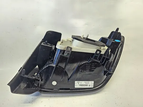 Luz trasera izquierda Peugeot 208 II 2019- OEM 9823216780 image 8