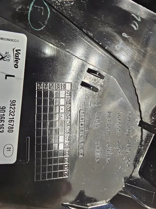 Luz trasera izquierda Peugeot 208 II 2019- OEM 9823216780 image 9