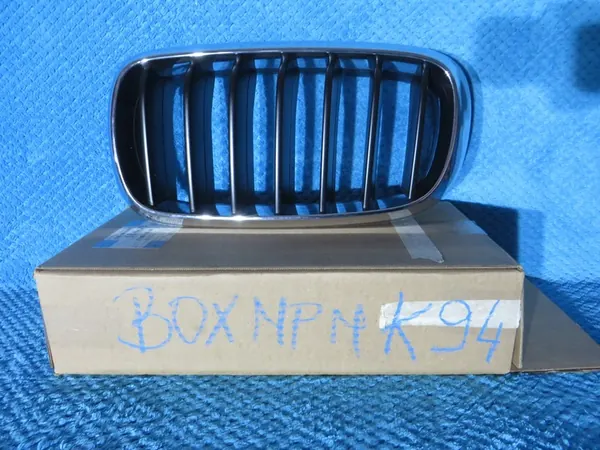 BMW X5 F15 Right Grill OEM 51 71 2 334 708 image 2