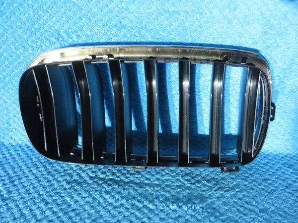 BMW X5 F15 Right Grill OEM 51 71 2 334 708 image 3