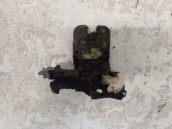 AUDI A4 B7 Kombi Tavaratilan Lukko 8P4827505B image 3