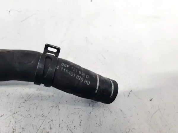 Audi TT Vesiputki 2009 2.0L 06F121058D image 2