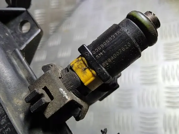 Rampe d'injection pour SKODA FABIA 2 036906031A image 2