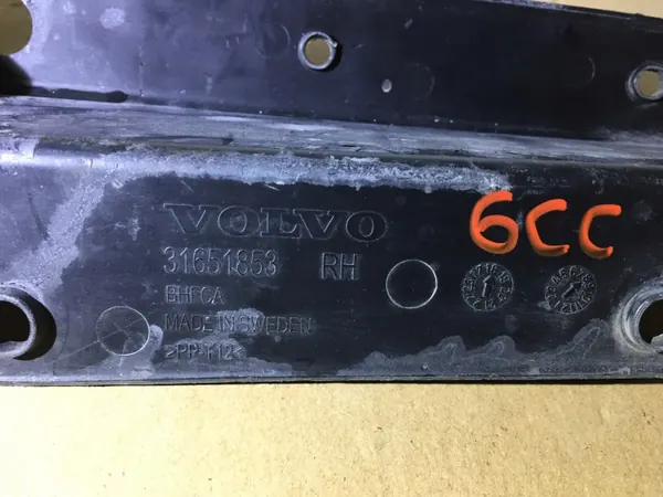 Volvo XC40 Gurtabdeckung rechts vorne OEM 31651853 image 5