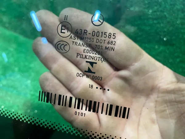 MERCEDES C-KLASA W204 PARABREZZA ANTERIORE A2046706601 image 10