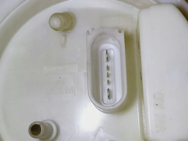 Bomba de Combustível VW Golf V 1.4 16V 1K0919051M image 4