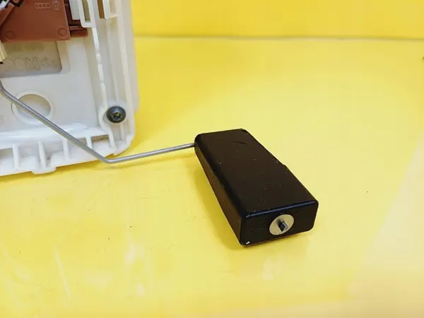 Bomba de Combustível VW Golf V 1.4 16V 1K0919051M image 7