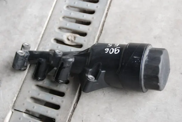 Mercedes Ölfiltergehäuse OEM A6511800138 image 2