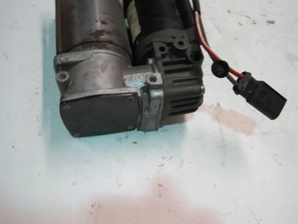 Bomba de suspensión Mercedes A2123200404 - Usada image 3