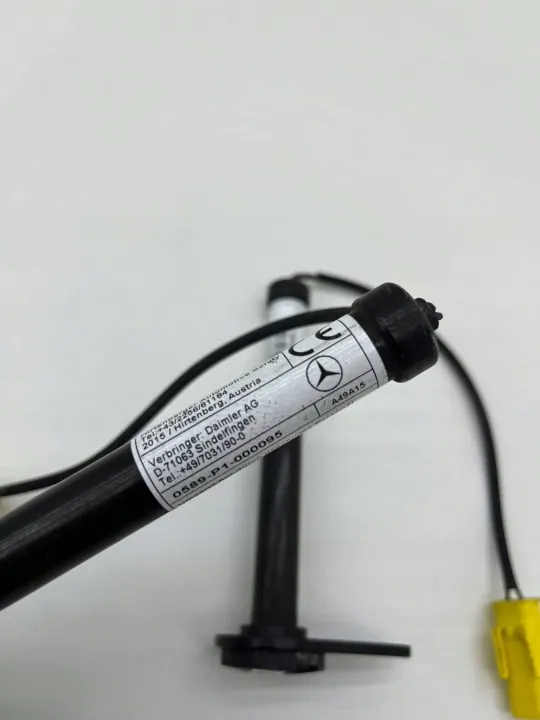 Mercedes W222 konepellin lukitus OEM A2228870010 image 3