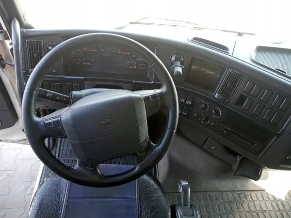 Volvo FH13 Cab OEM 85103677 - Used Condition image 6
