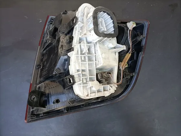 Luz trasera izquierda Skoda Rapid 5JH945111A OEM image 2