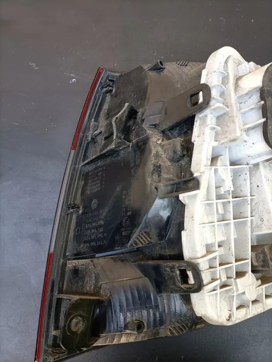 Luz trasera izquierda Skoda Rapid 5JH945111A OEM image 3