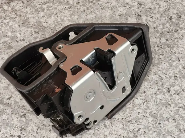 BMW E60 E70 E87 E90 F10 F20 F30 Höger Framdörrslås 4 Pin image 5