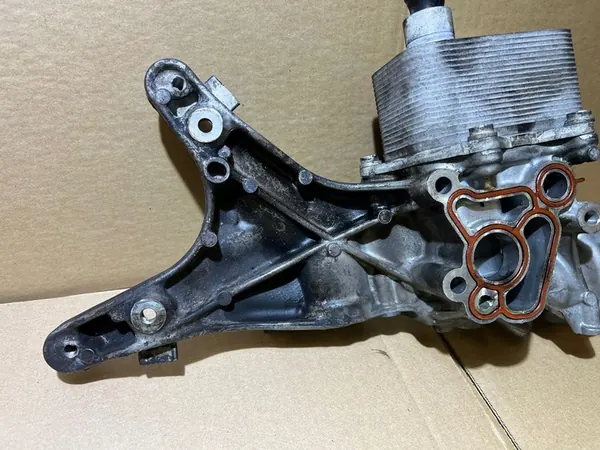 AUDI Q5 80A 2.0 TFSI Alternatorsteun Oliefilterbasis 06L903143K image 4