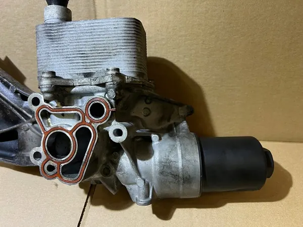 AUDI Q5 80A 2.0 TFSI Alternatorsteun Oliefilterbasis 06L903143K image 5