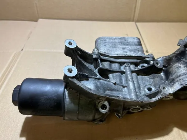 AUDI Q5 80A 2.0 TFSI Alternatorsteun Oliefilterbasis 06L903143K image 6