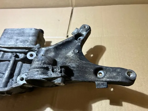 AUDI Q5 80A 2.0 TFSI Alternatorsteun Oliefilterbasis 06L903143K image 7