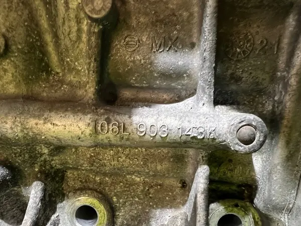 AUDI Q5 80A 2.0 TFSI Alternatorsteun Oliefilterbasis 06L903143K image 9