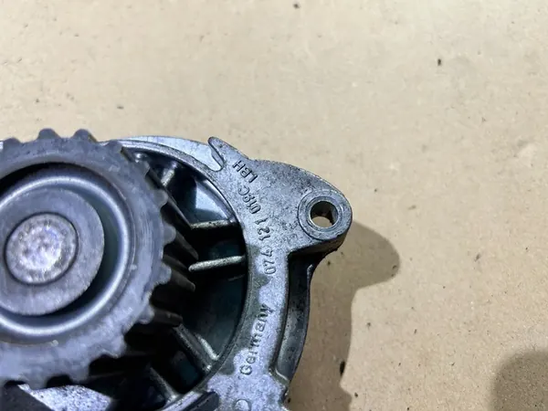 Vattenpump VW T4 LT 2.5 TDI 074121019C image 2