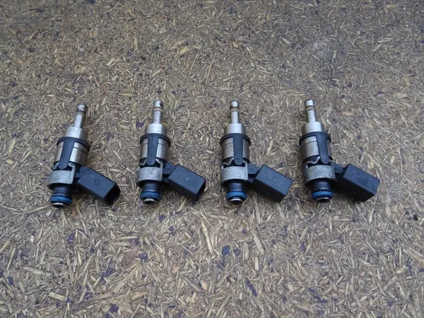 Iniettore carburante AUDI A4 B7 SEAT EXEO 2.0 TFSI 06F906036A image 2