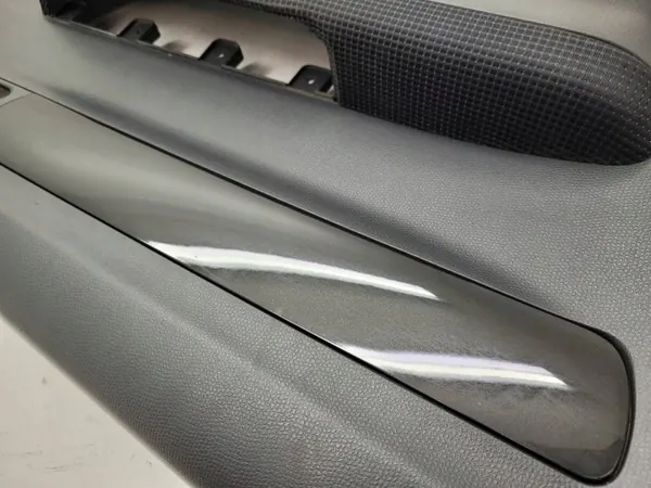 OEM 83721-63J0 Voorlinker Deurbekleding Suzuki Swift MK6 image 3
