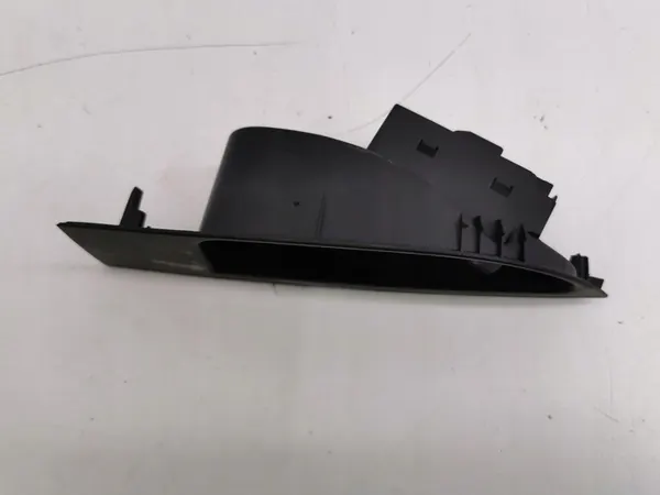 Opel Astra J 2011 Interruptores de janela traseira direita OEM 13301888 image 2