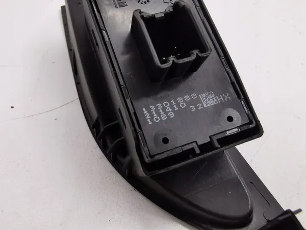 Opel Astra J 2011 Interruptores de janela traseira direita OEM 13301888 image 7