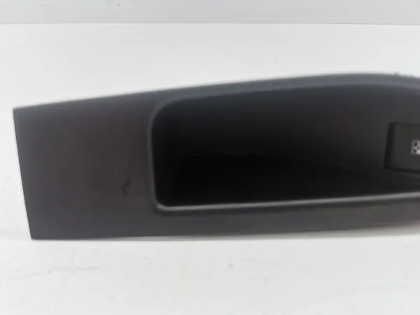 Opel Astra J 2011 Interruptores de janela traseira direita OEM 13301888 image 8