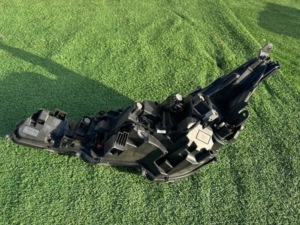 Farola delantera derecha LED TOYOTA COROLLA E21 HB Kombi image 3