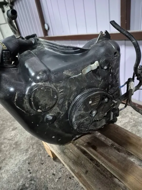 Skoda AdBlue-säiliö OEM 3Q0131877D - Käytetty image 3