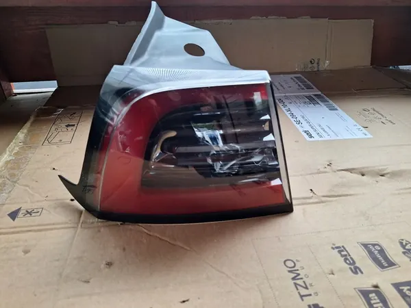 Vasen Takavalaisin Tesla Model 3 Model Y image 2