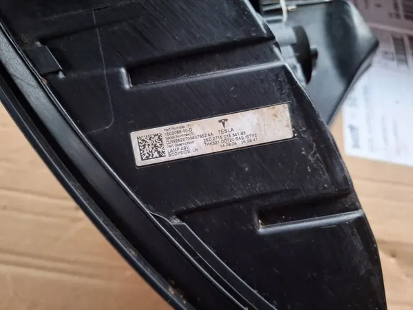 Vasen Takavalaisin Tesla Model 3 Model Y image 4