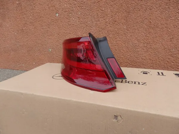 Luz trasera izquierda Audi A3 8V Sportback image 4