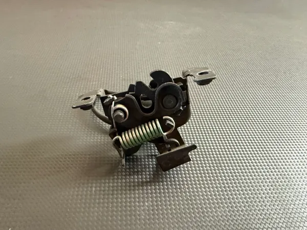 Fecho capô Maserati Ghibli OEM 670152938 Esquerdo/Direito image 2