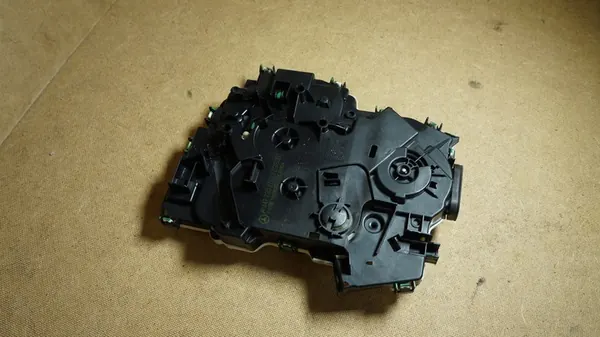 HÖGER SKJUTDÖRRSLOCK MERCEDES VITO A447 A4477302702 image 4