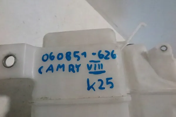 Réservoir de liquide de lavage Toyota Camry VIII image 9