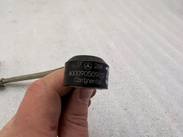 Mercedes W205 M276 koputusanturi OEM A0009050902 image 3