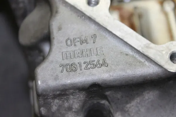 BMW N63 5.0i Öljypannu OEM 7570685 - Käytetty image 5