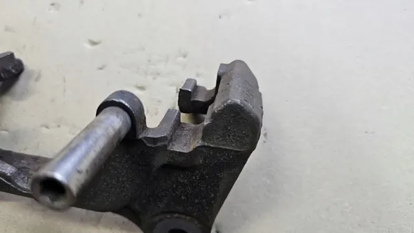 Soporte de pinza de freno delantero OEM 569 - Usado image 3