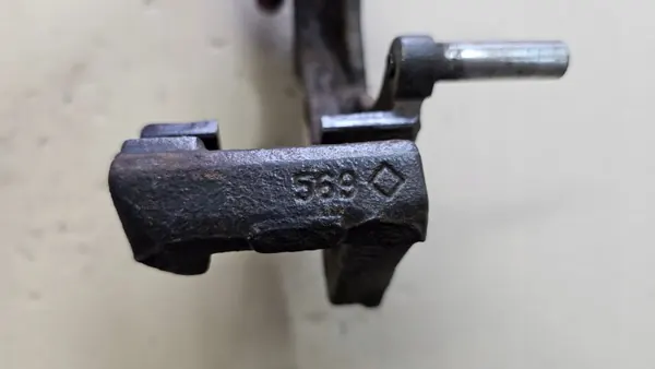 Soporte de pinza de freno delantero OEM 569 - Usado image 4