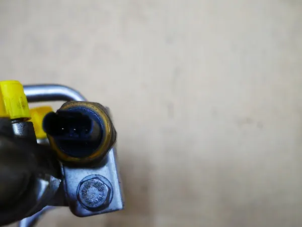 BMW E60 E81 E87 E90 N43 Brandstofrail Sensor 7562474 image 5