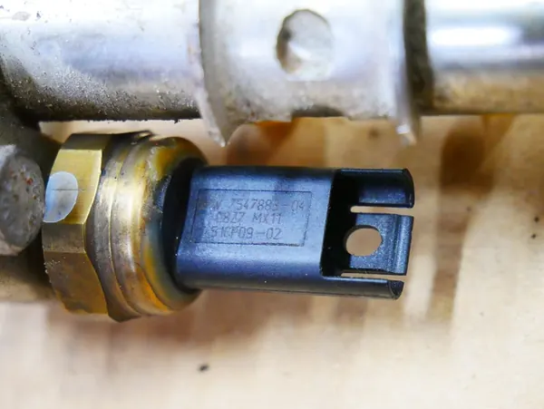 BMW E60 E81 E87 E90 N43 Brandstofrail Sensor 7562474 image 8