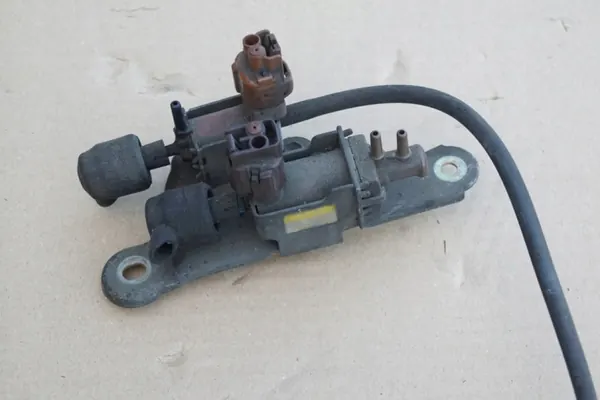 Válvula de vacío OEM 25819-64120 para Toyota Avensis 2.0 TD image 2